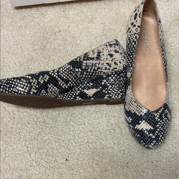 Vionic Snakeskin Patterned wedges in Black and Cream - Picture 4 of 5